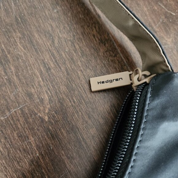 Hedgren Tan and Black Crescent Shoulder Bag - Picture 4 of 11